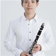 Diplômée d'un master en Corée,enseignant dans un lycée artistique, et ayant joué dans plusieurs orchestres